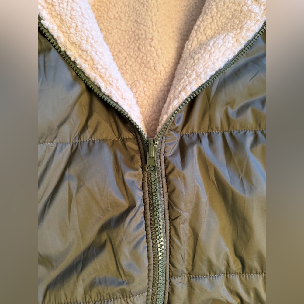 Womenβs Reversible Puffer Coat W/Sherpa Lining, Army Green, Size XL (12), NWOT - Picture 8 of 16